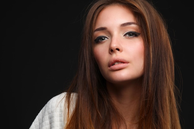 Photo portrait of a beautiful woman isolated on black background