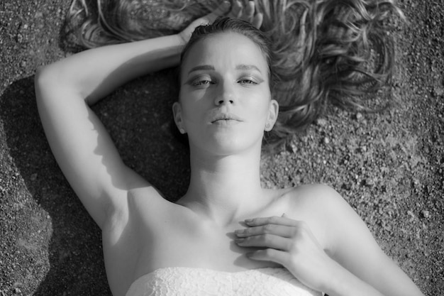 Photo portrait of beautiful woman lying down