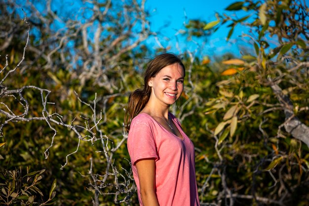 портрет красивой женщины, пробирающейся через густые мангровые заросли в национальном парке Франсуа Перона