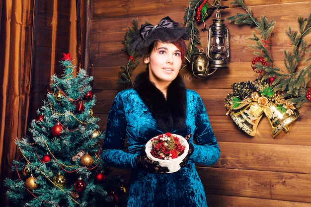 Foto ritratto di bella donna vicino all'albero di natale.