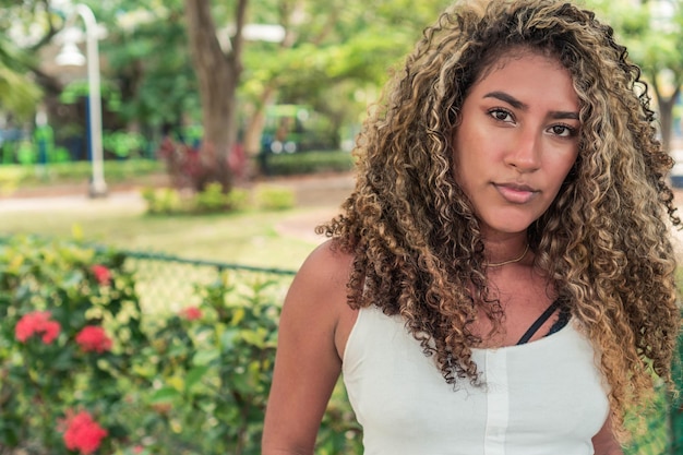 Photo portrait of a beautiful woman on the park