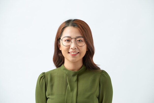 Photo portrait of beautiful woman in red eyeglasses