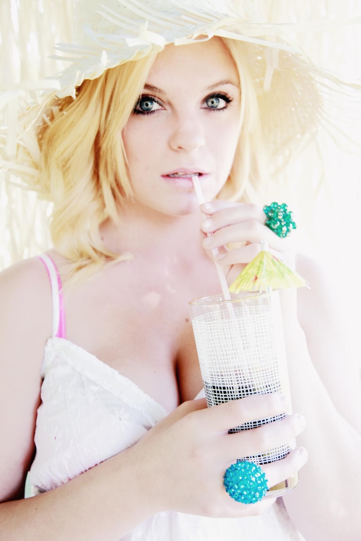 Photo portrait of beautiful woman sipping drink