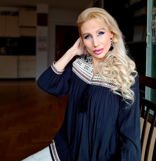 Photo portrait of beautiful woman sitting on chair at home