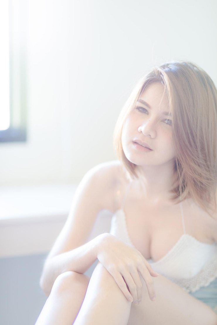 Photo 집에 앉아 있는 아름다운 여자의 초상화