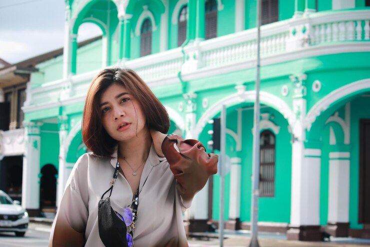 Photo portrait of beautiful woman standing against building