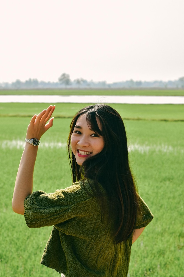 Photo 站在天空的土地上的一位美丽的女人的肖像