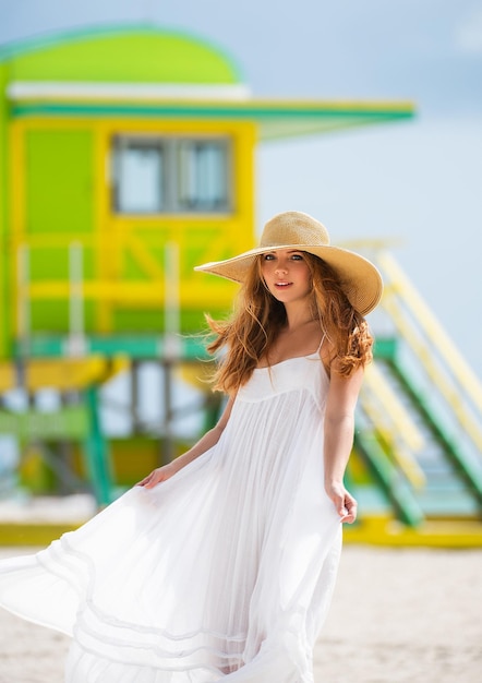 Портрет красивой женщины в соломенной шляпе летнее время молодая красивая женщина летнее путешествие моды