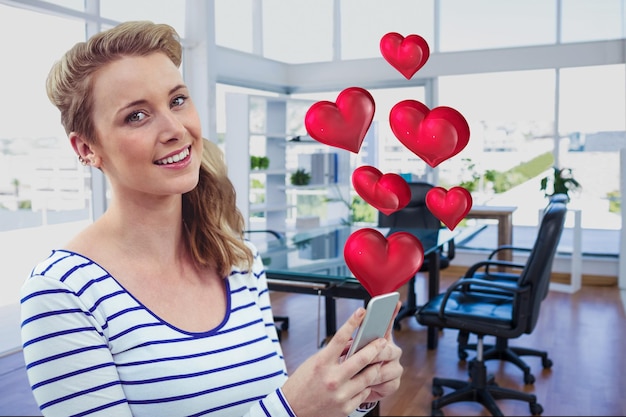 Портрет красивой женщины с помощью мобильного телефона с цифровыми сердцами