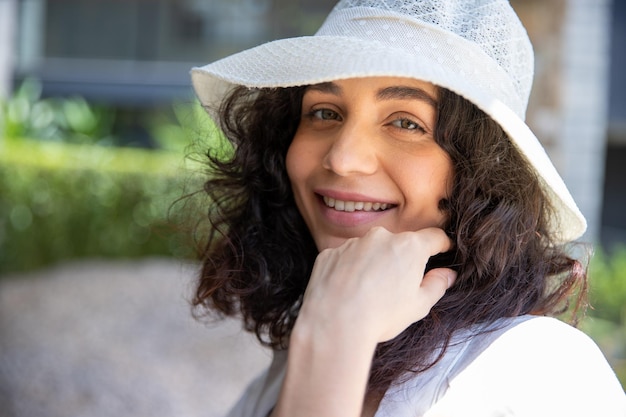 Foto ritratto di una bella donna che indossa un cappello, estate, guardando la fotocamera