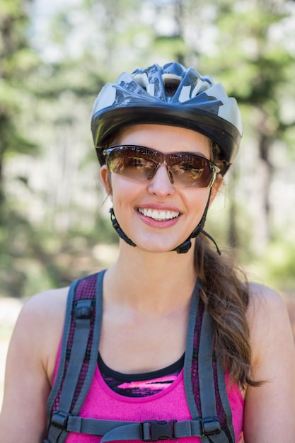 Photo portrait of beautiful woman wearing helmet