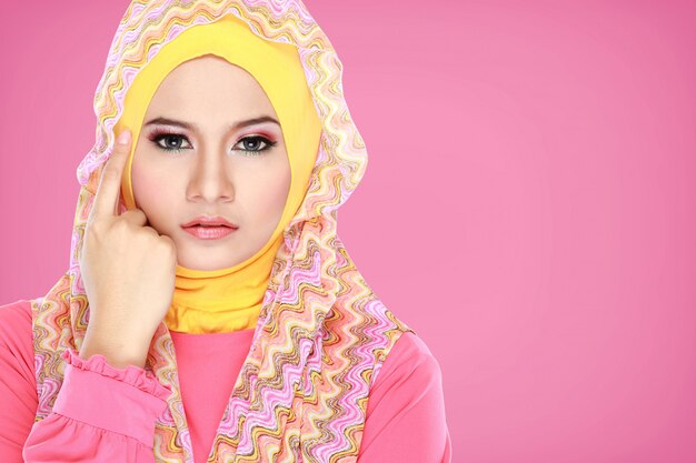 Hijab를 입고 아름 다운 여자의 초상화