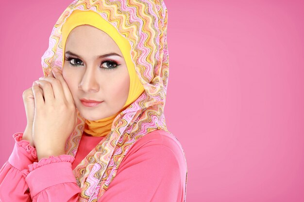 Hijab를 입고 아름 다운 여자의 초상화