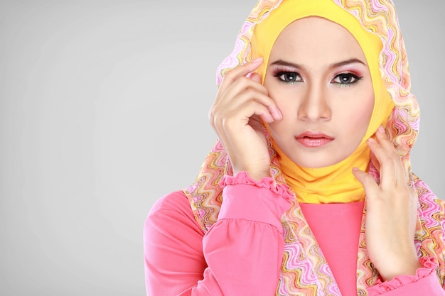 Hijab를 입고 아름 다운 여자의 초상화