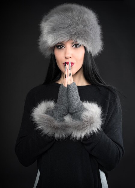 Photo portrait of beautiful woman wearing warm clothing over black background