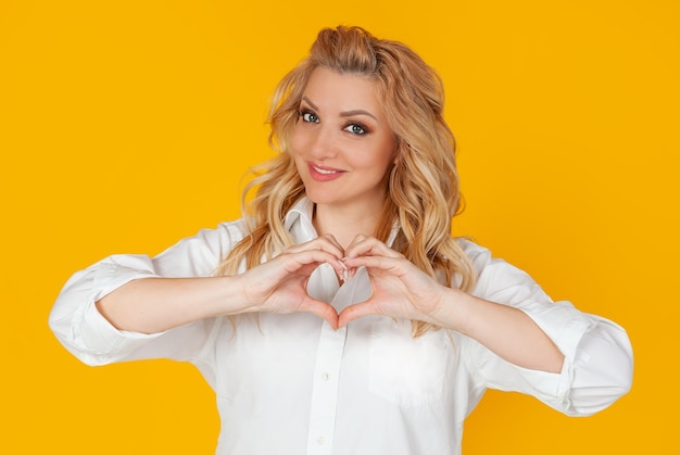 Foto ritratto bella donna che indossa una camicia bianca