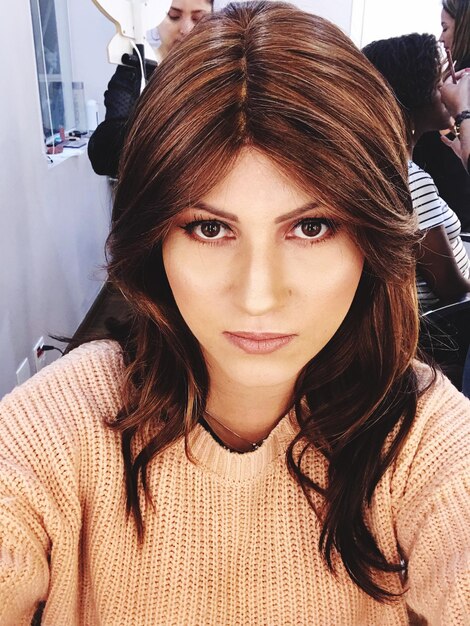 Photo portrait of beautiful woman with brown hair in salon