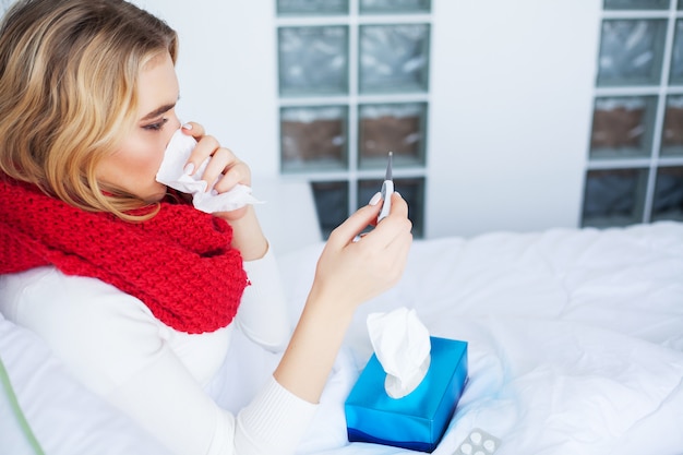 Foto ritratto di bella donna con influenza