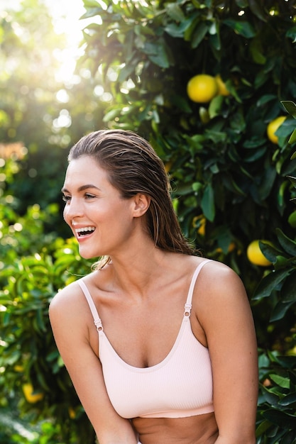 Портрет красивой женщины с гладкой кожей на фоне лимонных деревьев