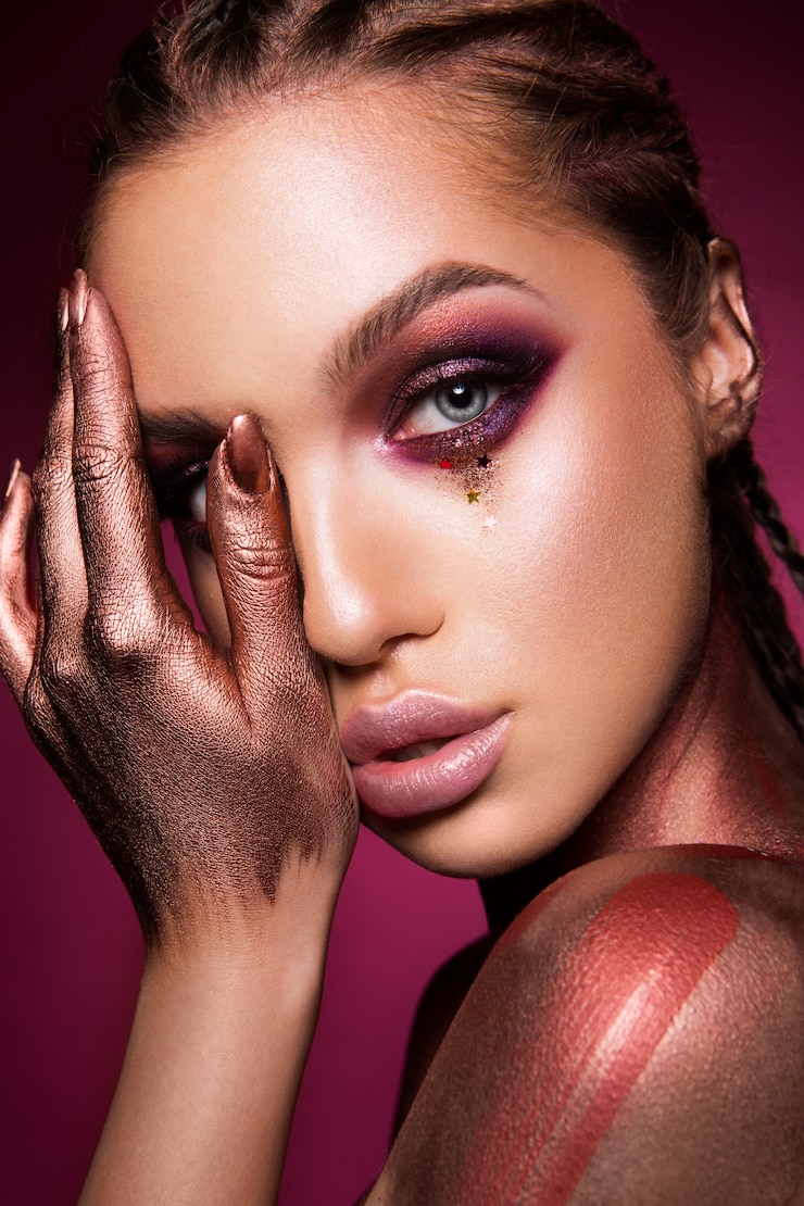Photo portrait of beautiful woman with sparkles on her face.