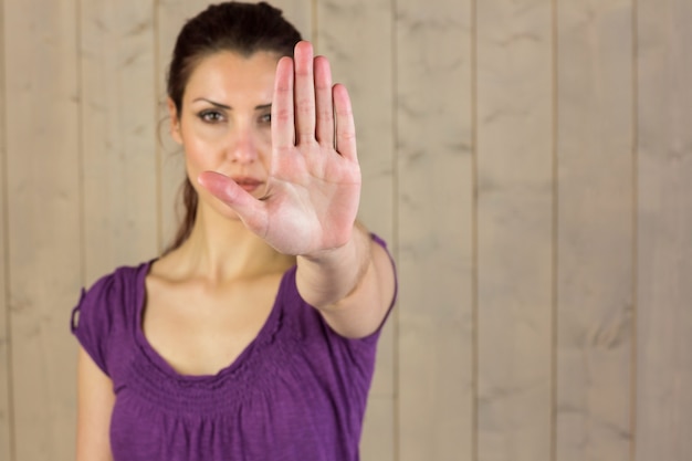 Foto ritratto di bella donna con il fanale di arresto mentre facendo una pausa parete