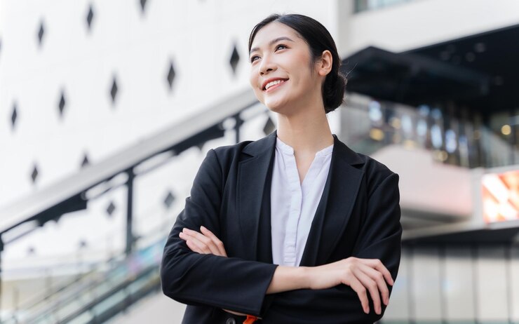 Photo 会社で美しい若いアジアの実業家の肖像画