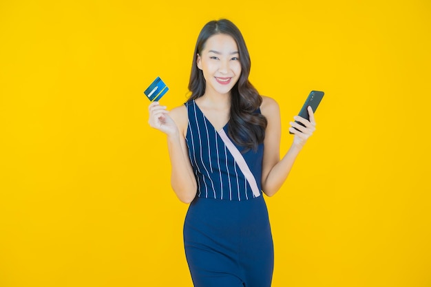 肖像画美しい若いアジアの女性がスマート携帯電話で笑顔