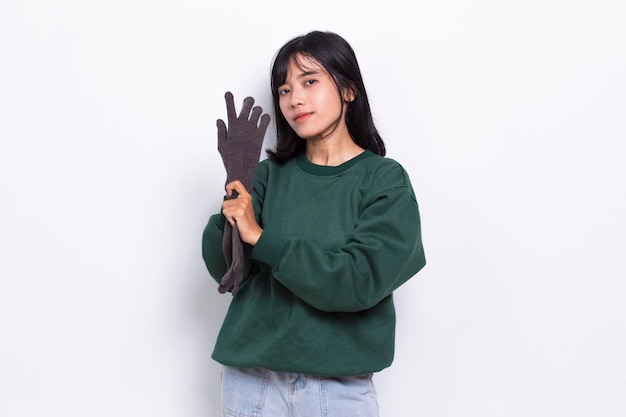 美しい若いアジア女性の肖像画は、白い背景で隔離の手袋を着用します。