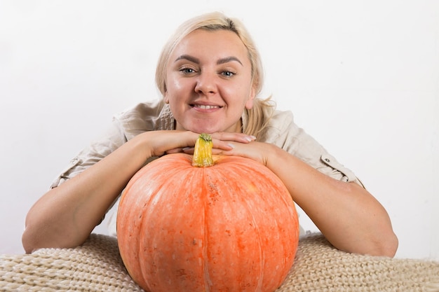 Ritratto di bella giovane donna bionda con la zucca pronta per il mockup di celebrazione di halloween per cartolina e invito o pubblicità