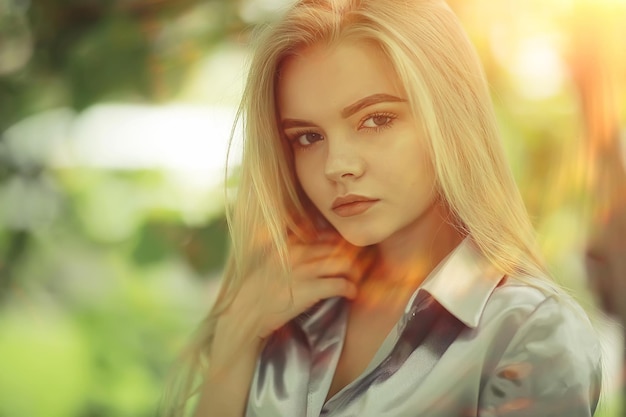 портрет красивой молодой блондинки с солнечными лучами и бликами