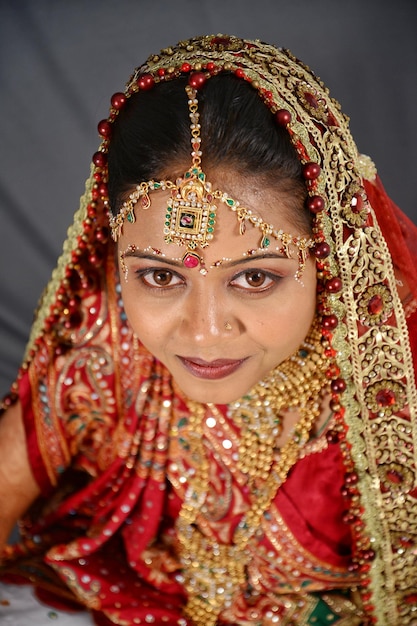 Photo portrait of beautiful young bride at home