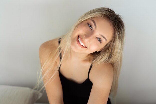 Photo portrait of a beautiful young caucasian woman with a smile