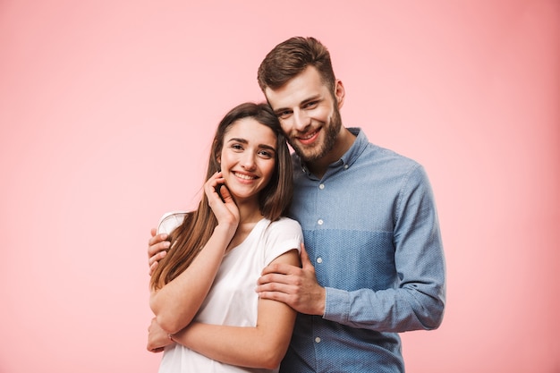 Photo portrait of a beautiful young couple hugging