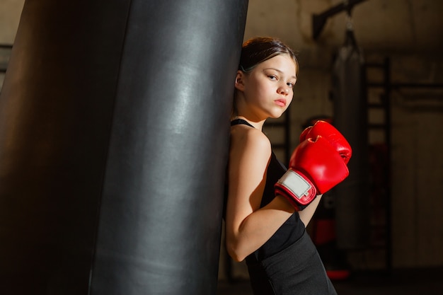 トレーニング中のボクシンググローブの美しい若い女性の肖像画