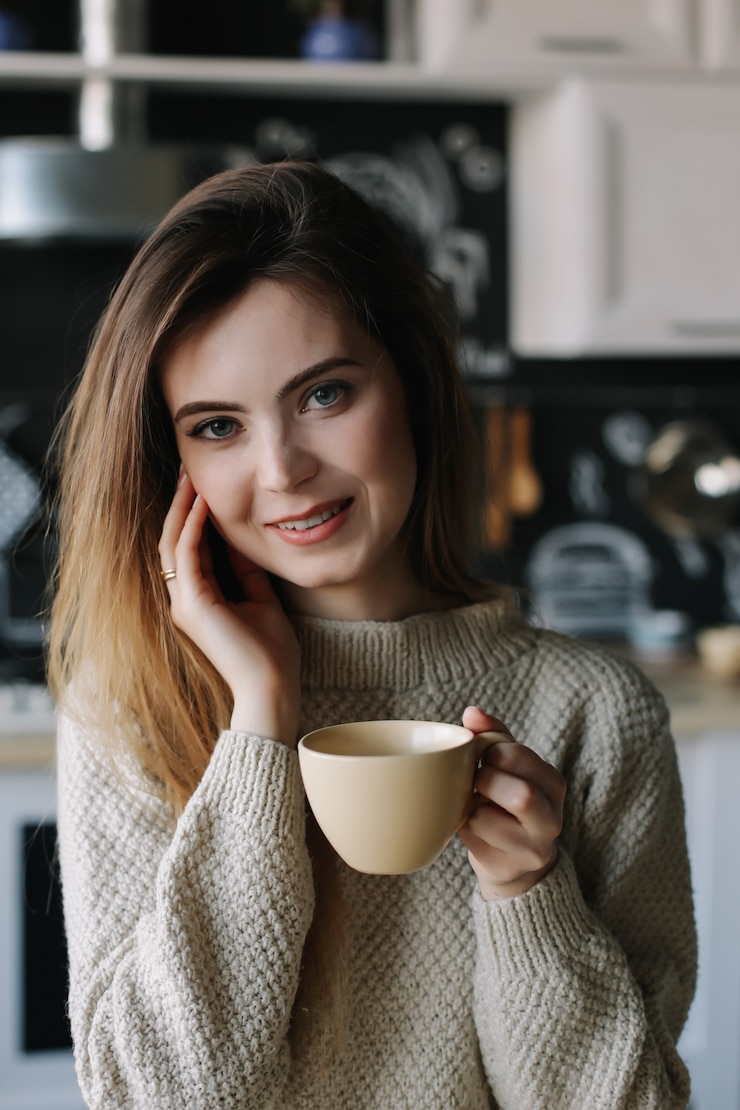Photo portrait of a beautiful young girl drinking coffee