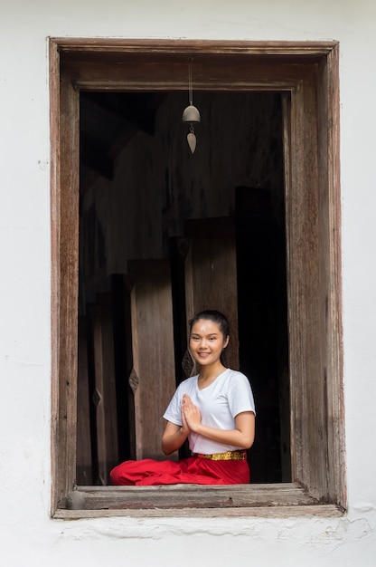 美しい若い女の子の肖像Thai Dancing art