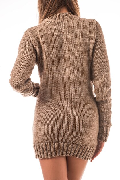 화이트 스튜디오에서 포즈 니트 스웨터를 입고 아름 다운 젊은 여자의 초상화
