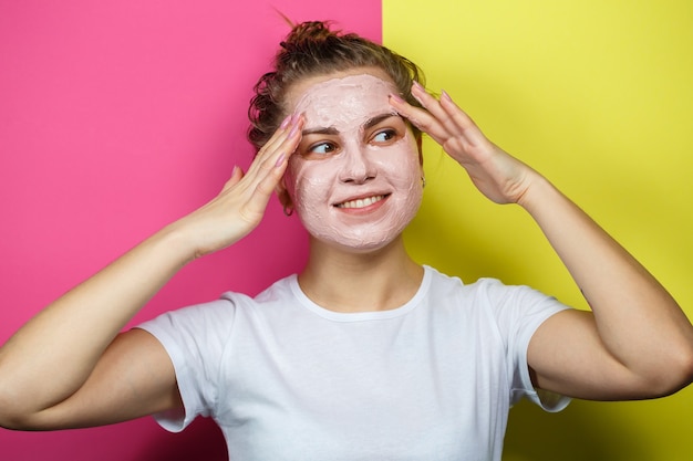 Ritratto di una bellissima ragazza che si mette una maschera rinfrescante sul viso per ringiovanire e tonificare la pelle. trattamenti di bellezza