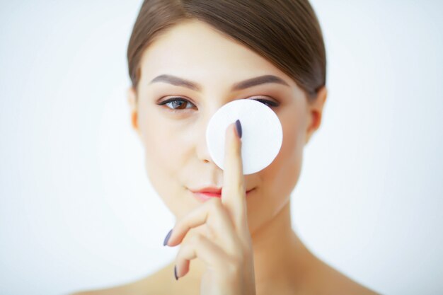 Photo portrait of a beautiful young girl with clean skin