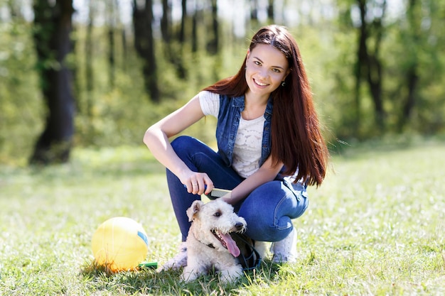 그녀의 강아지와 함께 아름 다운 젊은 여자의 초상화