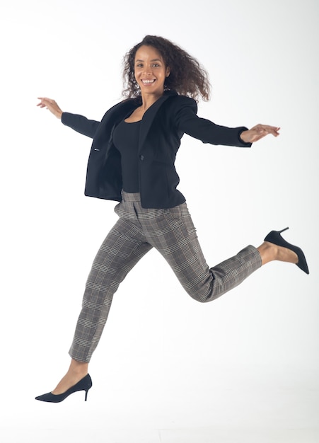 Foto ritratto di una bella giovane donna ispanica sorridente acconciatura afro isolata su sfondo bianco