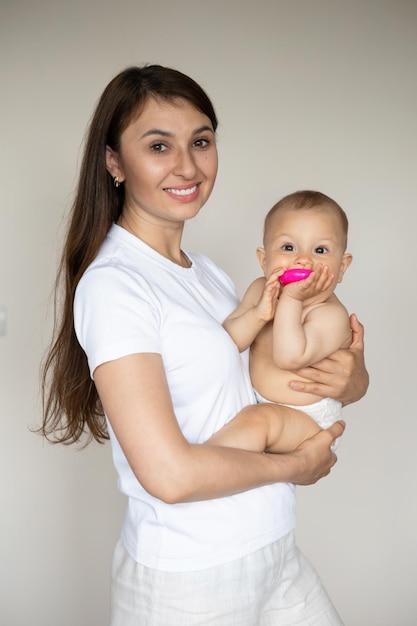 Портрет красивой молодой матери и ее сладкого ребенка в подгузнике Образ жизни Материнство Счастливая семья