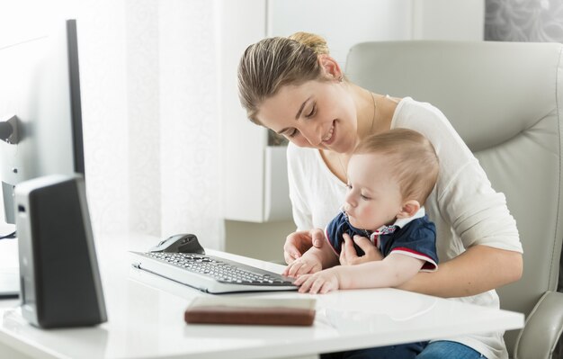 Photo portrait of beautiful young mother with her child