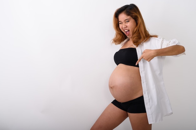 Портрет красивой молодой беременной азиатской женщины