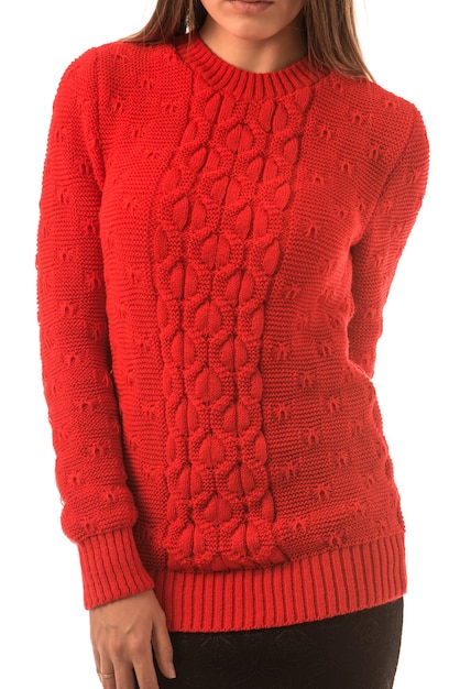 赤いニットのセーターのポーズで美しい若いスリムな女の子の肖像画。丈夫で温かみのあるニットのコンセプト。
