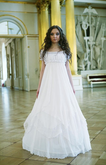하얀 드레스를 입고 아름 다운 젊은 빅토리아 아가씨의 초상
