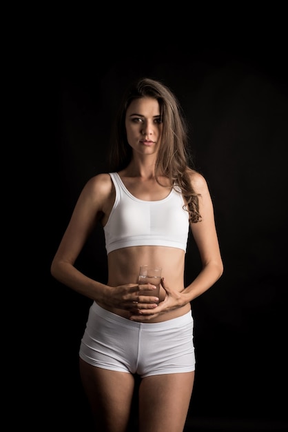 Photo portrait of beautiful young woman against black background