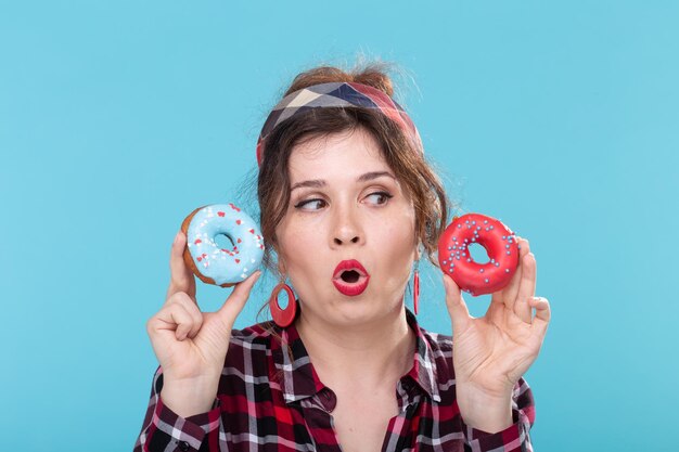 Photo portrait of a beautiful young woman against blue background