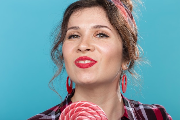 Photo portrait of beautiful young woman against gray background