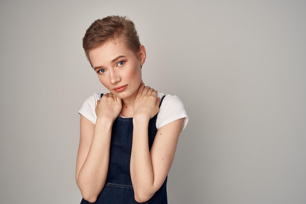 Photo portrait of beautiful young woman against gray background